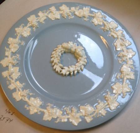 Cream Color on Lavender (Plain) Plate Wall