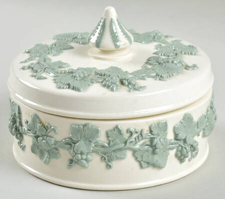 Celadon On Cream Color (Plain Edge) Candy Box & Lid