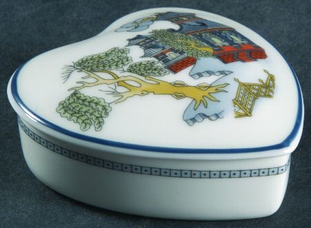 Chinese Legend Small Heart Shape Box & Lid