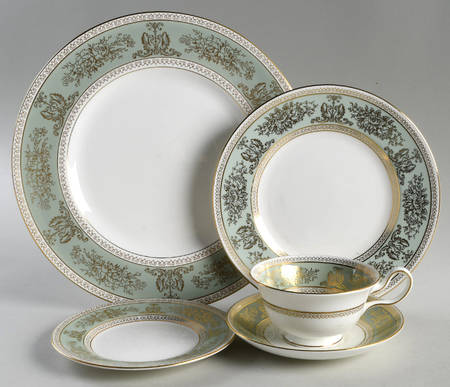 Columbia Sage Green Rim 40 Piece Estate Set