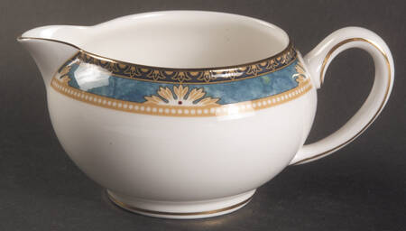 Curzon 146 Shape Creamer