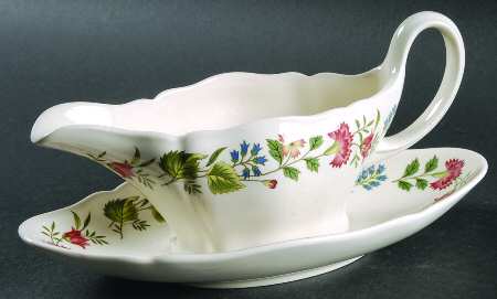 Derwent Scalloped Gravy Boat with Attached Underplate