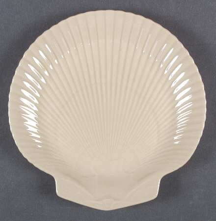Drabware (Older, Glossy) Shell Shaped Dish
