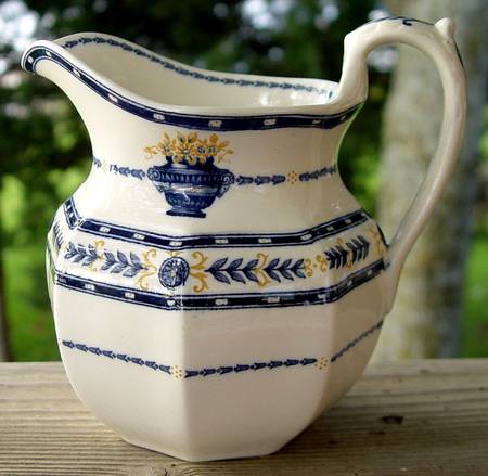 The Etruria (Blue Laurel) 24 Oz Jug