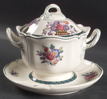 Floral (Scallop) Sauce Boat with Attached Underplate & Lid