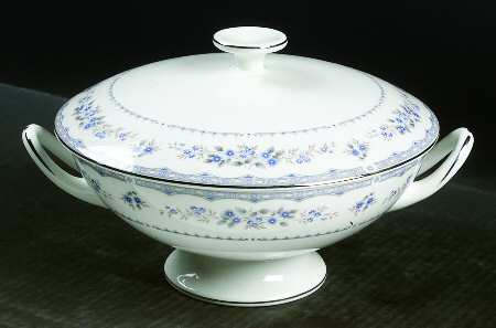 Gardenia Round Covered Vegetable