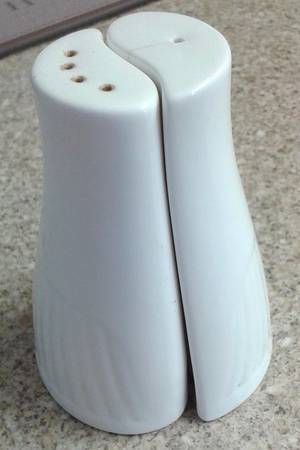 Insignia Salt & Pepper Set