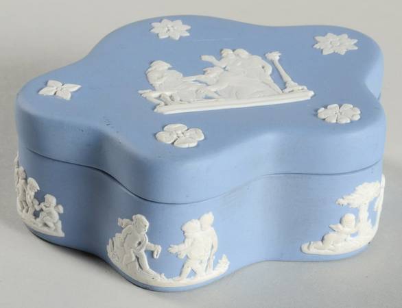 Cream Color on Lavender (Pale Blue) Jasperware Pentefoil Box & Lid