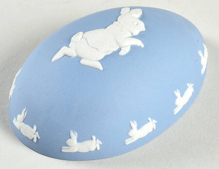 Peter Rabbit on Lavender Jasperware Lid for Large Egg Box