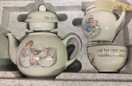 Mrs Tiggy Winkle (4 Piece) Miniature Tea Set (TPMI, SUOMI, CRMI)