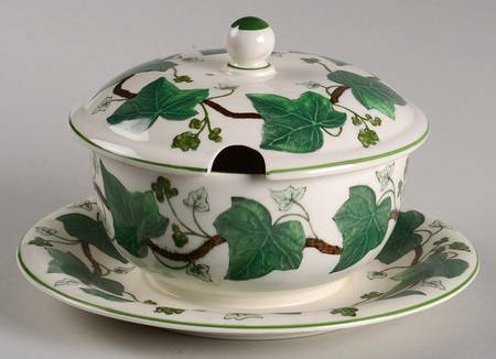 Napoleon Ivy Green (Queen's Ware) Sauce Boat with Attached Underplate & Lid