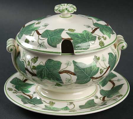 Napoleon Ivy Green (Queen's Ware) Round Sauce Boat & Lid with Underplate