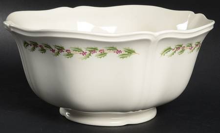 Queen's Holly 9" Salad Serving Bowl