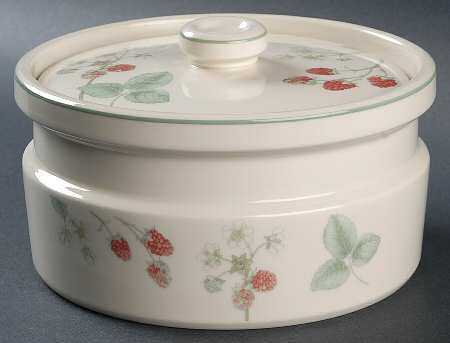 Raspberry Cane 2 Qt Round Covered Casserole