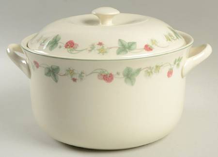 Raspberry 3 Quart Round Covered Casserole