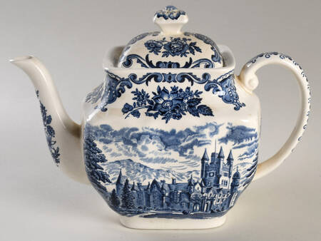 Royal Homes of Britain Blue Teapot & Lid
