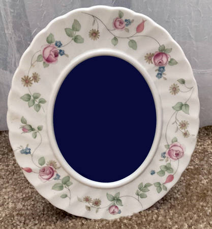 Rosehip Oval Picture Frame