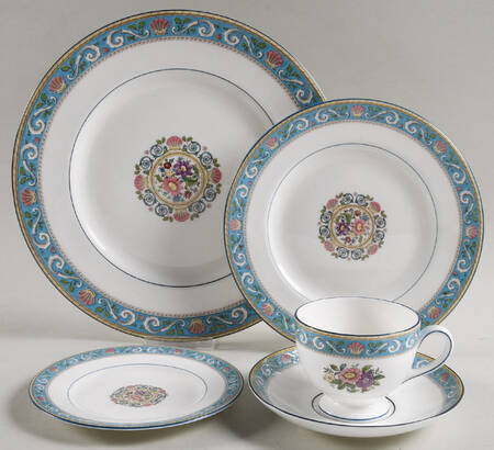 Runnymede Turquoise (Pink Shells, Floral Center) 5 Piece Place Setting