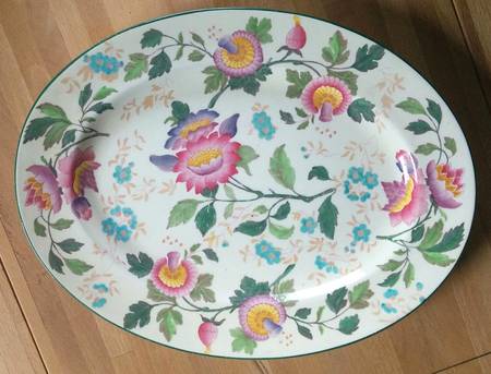 Tonquin Ivory Multicolor (Scalloped) 15" Oval Serving Platter