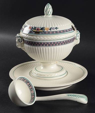 Trentham Red Sauce Boat & Lid & Underplate & Ladle