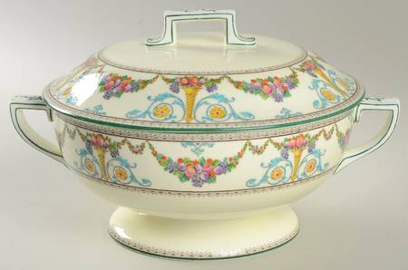 Ventnor (Ivory Background) Round Covered Vegetable