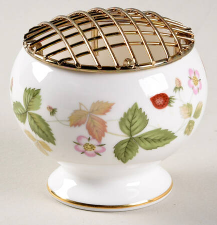 Wild Strawberry (Bone & Oven To Table) Rose Bowl & Metal Frog