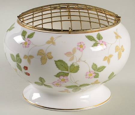 Wild Strawberry (Bone & Oven To Table) Rose Bowl & Metal Frog