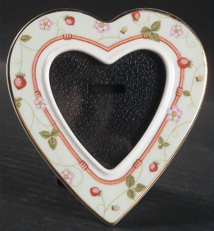 Wild Strawberry (Bone & Oven To Table) Heart Shape Picture Frame
