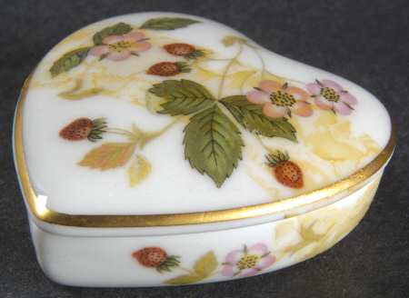 Wild Strawberry (Bone & Oven To Table) Mini Heart Shape Box with Lid