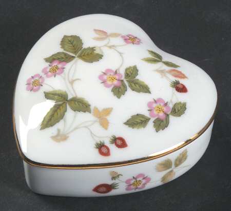Wild Strawberry (Bone & Oven To Table) Small Heart Shape Box & Lid