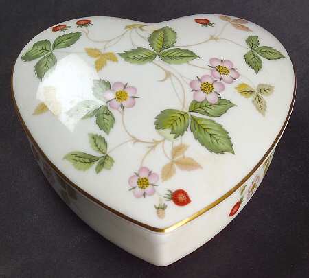 Wild Strawberry (Bone & Oven To Table) Large Heart Shape Box with Lid