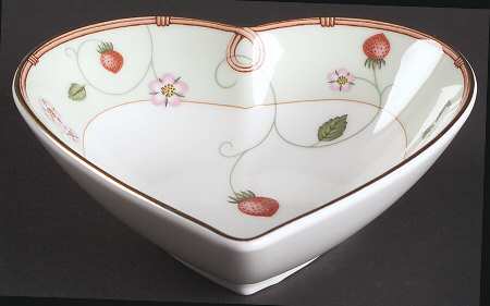 Wild Strawberry (Bone & Oven To Table) Heart Shaped Tray