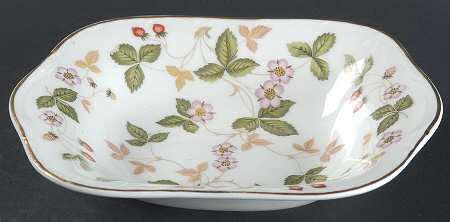 Wild Strawberry (Bone & Oven To Table) 7" Scalloped Tray