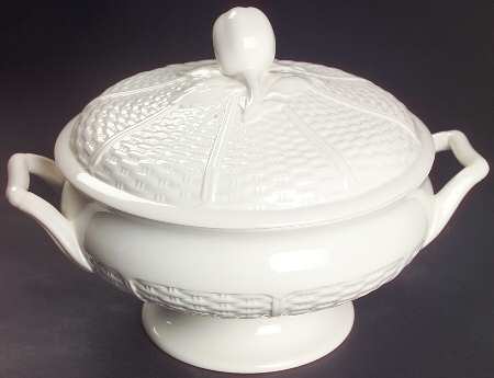 Willow Weave Round Covered Vegetable