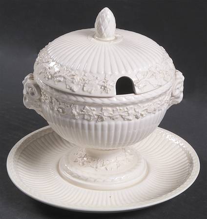 2804 (Edme, All Cream) Sauce Boat with Attached Underplate & Lid