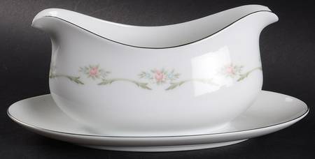 Michele Gravy Boat with Attached Underplate