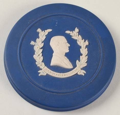 Queen Elizabeth on Royal Blue Jasperware Lid for 4" Round Box