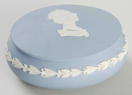 Queen Elizabeth II on Lavender Jasperware Oval Apollo Box & Lid