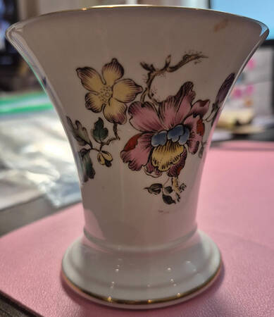 Swallow (No Design Edge, Gold Trim) 3" Vase