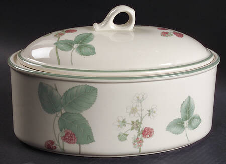 Raspberry Cane (Trim On Edge) 2.5 Quart Oval Covered Casserole