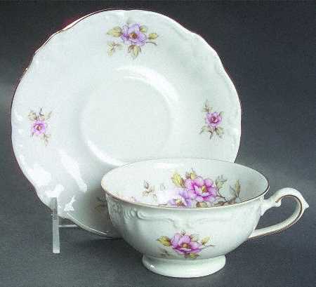 WIG523 Footed Cup & Saucer Set