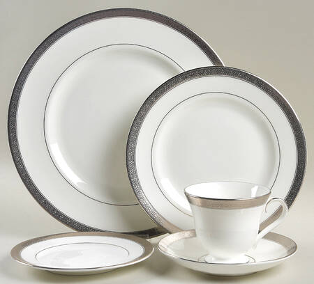 Newgrange Platinum 40  Piece Estate Set