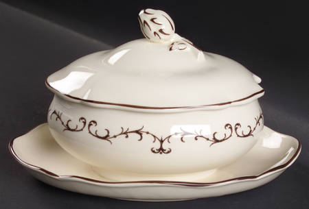 Queen's Filigree Sauce Boat with Attached Underplate & Lid