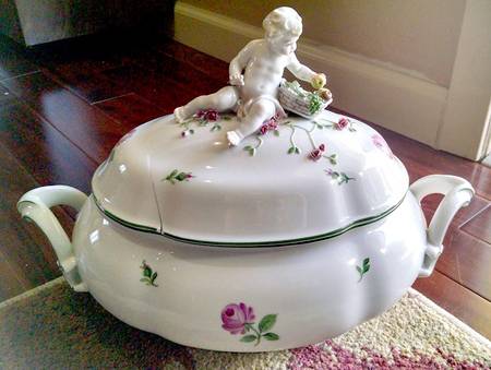 Vienna Rose Round Covered Vegetable