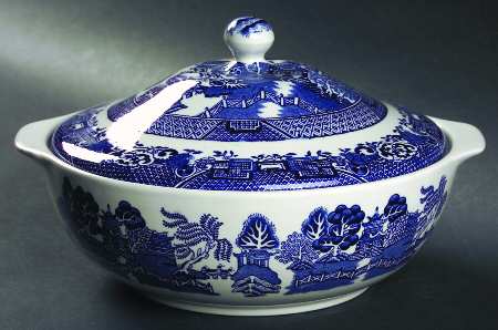 Blue Willow (Newer, Continental Shape) Round Covered Vegetable