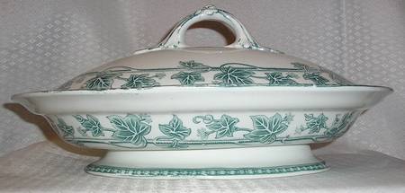 Ivy Green Oval Covered Vegetable
