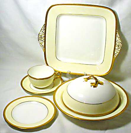 X7702 Square Handled Cake Plate