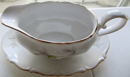 WIG845 Gravy Boat with Attached Underplate
