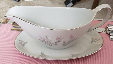 WIG919 Gravy Boat with Attached Underplate