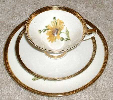 WIG985 Footed Cup & Saucer Set